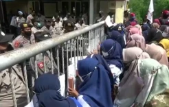 Tuntut Uang Makan Rp12 Ribu, Ibu Hamil Ikut Demo Buruh Semen Gresik