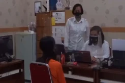 Bayinya Diejek, Ibu Muda Hajar Anak Tetangga hingga Muntah Darah