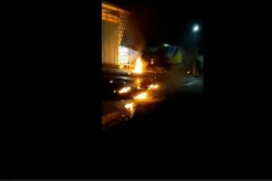 Diduga Ngantuk, Sopir Minibus Seruduk Kios Penjualan Bensin hingga Terbakar