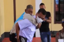 Demi Bisa Vaksin, Polisi Ini Rela Gendong Seorang Kakek Lumpuh dari Desa Terpencil