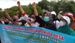 Geruduk Polres Bangka Selatan, Ratusan Emak-emak Minta Guru Silat Cabul Dihukum Mati dan Kebiri