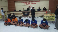 Tabrak Petugas, Seorang  Komplotan Pencuri Kabel Telkom Ditembak Mati