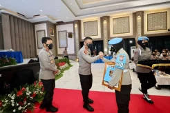 Kadiv Propam Polri Beri Reward Anggota Polda Jatim Berkinerja Terbaik
