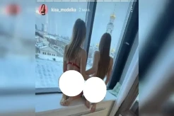 Berpose Telanjang di...