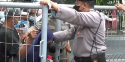 Minyak Goreng Dijual Rp14 Ribu di Nganjuk, Ini Penampakan Emak-emak Berdesakan dan Saling Dorong