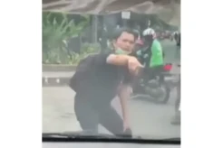 Modus Pemerasan, Pria Ini Terekam Kamera Pura-pura Tertabrak Mobil