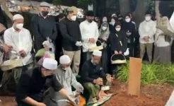 Jenazah Mertua Sandiaga Uno Dimakamkan di Masjid At-Taqwa Kebayoran Baru