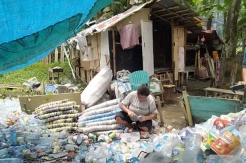 Satu Keluarga di Sinjai Hidup di Gubuk Tak Layak Huni Depan Kantor Bappeda