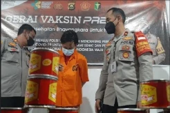 Bawa Celurit dan Lem...