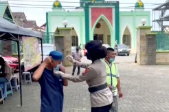 Polwan Bagi Masker dan Sosialisasi Prokes ke Jamaah Salat Jumat di Makassar