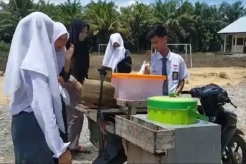 Kisah Diki Anak Yatim yang Tak Malu Bantu Ibunya Jualan Siomay Sambil Sekolah