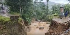 Sungai Cicatang Meluap, Jembatan Penghubung Cianjur-Bandung Ambruk