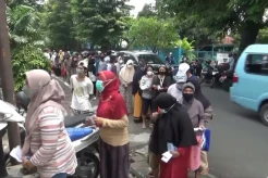 Antrean Mengular Warga Rawamangun Serbu Minyak Goreng Murah