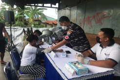 Dibantu TNI AL, Warga Terdampak Bencana Gelombang Tinggi di Kota Sorong Mengaku Gembira