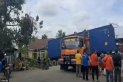 Tak Kuat di Tanjakan, Truk Kontainer Tabrak Rumah Warga di Deli Serdang