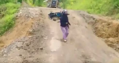 Nekat Terobos Jalan Amblas, Motor Terbalik Nyaris Terjun ke Jurang
