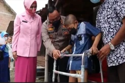 Senyum Kiki Kembali Merekah Usai Dapat Bantuan Kaki Palsu dari Polres Demak