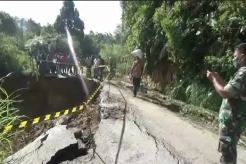 Diguyur Hujan Lebat Jalur Taput-Tapsel Terputus Akibat Longsor