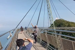 Menikmati Pesona Sky...