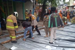 Diterjang Angin Kencang, Atap Rumah dan Garasi Warga di Jaktim Ambruk