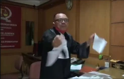 Pengacara di Surabaya Mengamuk Sobek Putusan MA, Tak Terima Dikriminalisasi