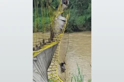 Horor! Tak Kuat Menahan Beban Jembatan Gantung Ambruk, 30 Warga Jatuh ke Sungai