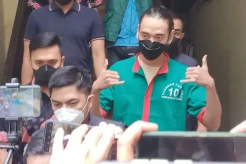 Tampil dengan Baju Tahanan,...