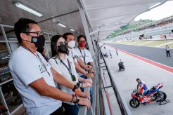 Wamenparekraf Angela Tampil Modis dengan Produk Lokal saat Nonton MotoGP Mandalika 2022