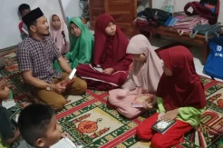 Sambut Ramadan, Relawan di Pangkep Bagikan Al-Quran ke TKA dan TPA