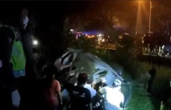 Sopir Diduga Kurang Waspada, Minibus Hancur Dihantam Kereta Api di Lamongan