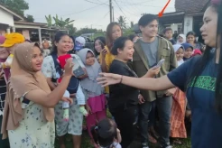 Emak-emak di Pangkalpinang Serbu Aktor Film Harmoni Cinta Bhinn dan Eka