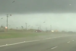 Horor, Chevy Silverado Berhasil Lolos dari Badai Tornado di Texas