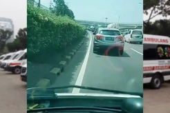 Viral! Laju Ambulans Dihalangi Mobil Pribadi di Tol Jagorawi
