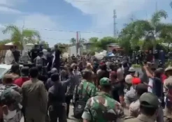Demo Darurat Sampah Ricuh, 2 Kubu Massa Saling Pukul di Depan Kantor Bupati Polman