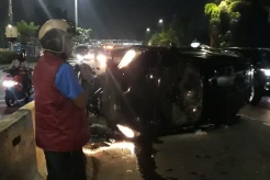 Minibus Terguling di UKI Cawang, Sopir Wanita Dilarikan ke Rumah Sakit