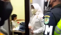 Asyik Berkencan di Kamar,...