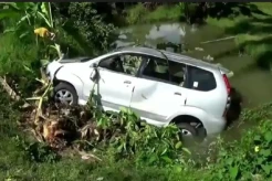 Minibus Hantam Motor Lalu Masuk Jurang, Semua Penumpang Selamat