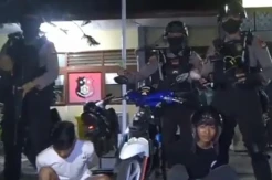 Dua Pemuda Ditangkap Gegara Buntuti Warga, Polisi Temukan Bukti Senjata Tajam