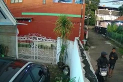 Jelang Buka Puasa, 2 Maling Terekam CCTV Gasak Motor di Depok