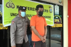Tak Kuat Tahan Nafsu Lihat Kemolekan Anak Tetangga, Pedagang Mpekpek dengan Buas Bersetubuh di Depan Istri