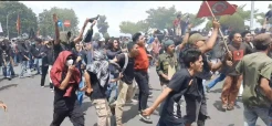 Kejar-kejaran Polisi dan Pendemo Warnai Demo di Ternate yang Berujung Ricuh