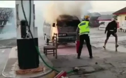 Viral, Aksi Polisi Padamkan Mobil Terbakar di SPBU Lampung Selatan