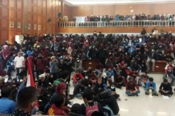 Sempat Saling Dorong dengan Aparat, Ratusan Mahasiswa Kuasai Gedung DPRD Sinjai
