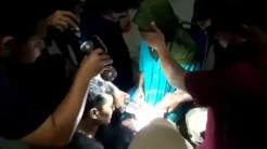 Dramatis! Detik-detik Petugas Damkar Lepas Cincin di Jari Nenek Sulastri