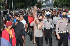 Kapolres Pematangsiantar Pikul Salib saat Prosesi Jumat Agung, Diikuti Umat Lintas Agama
