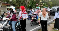 Kartini Perindo Bangka Barat Bagikan Ratusan Takjil ke Pengguna Jalan