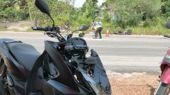 Ragu Menyeberang Jalan, Ibu-ibu Pengendara PCX Terpental Ditabrak Scorpio