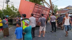 Ngeri! 2 Truk Tronton Tabrakan di Toboali, 1 Mobil Tertimpa Kontainer