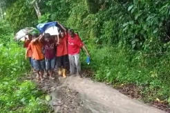 Memilukan! Akibat Jalan Rusak Warga di Sikka Harus Jalan Kaki Panggul Peti Jenazah Sejauh 9 Km
