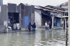 Banjir Rob Terjang Pesisir Medan, Warga Mengeluh Ibadah Puasa Jadi Terganggu